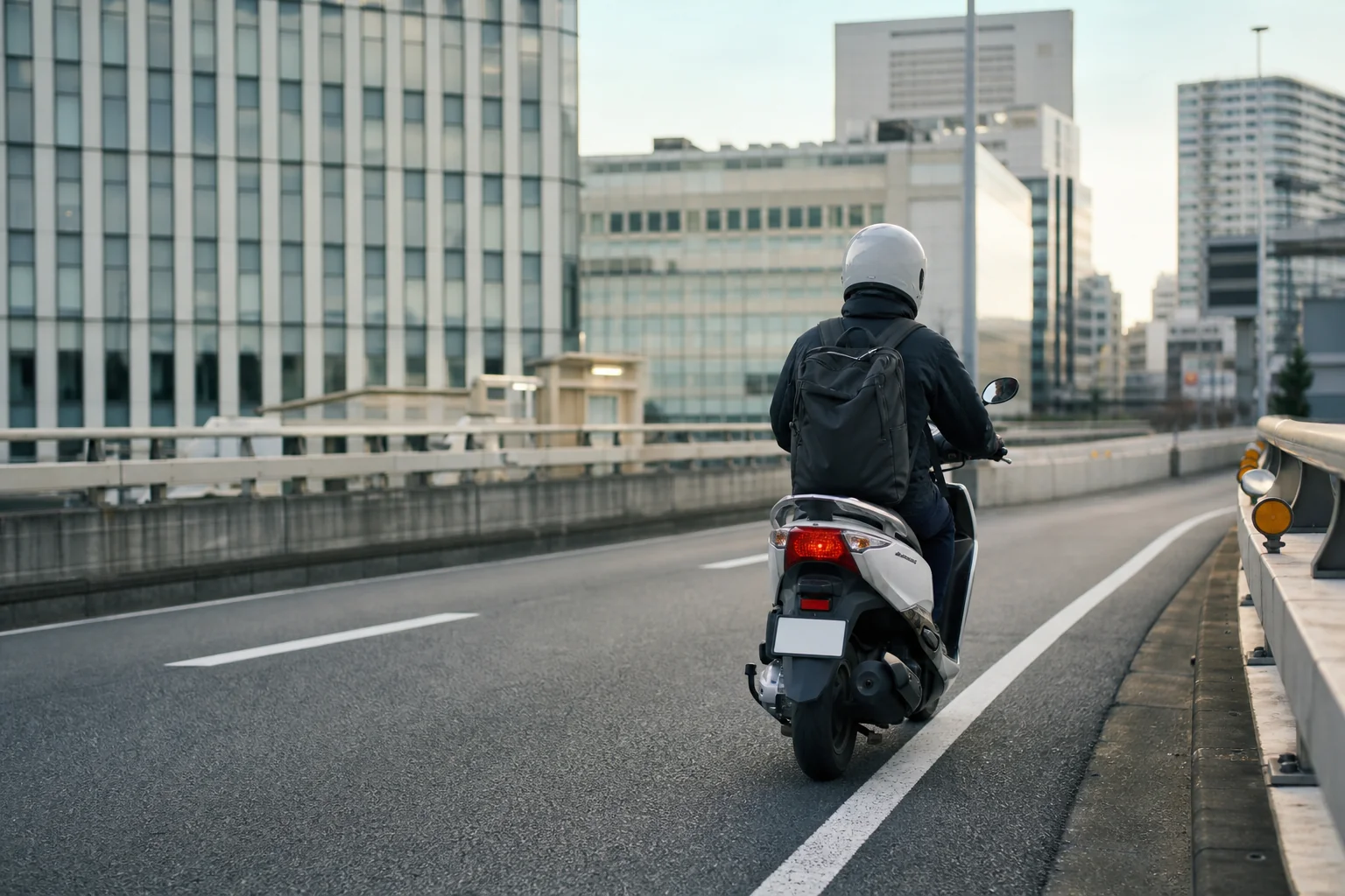 AT小型限定で乗れる125cc以下のスクーターで街中を走る通勤の場面
