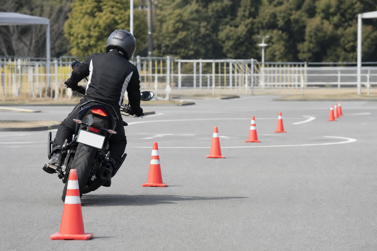 卒業検定で走るスラロームのパイロンが並んだ教習コースの様子